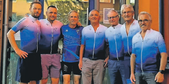 Enrico Neumann, Jan Engel, Jörg Knospe, Siegfried Schulze, Wolfram Schreiter, Wolfgang Brüggert, Jürgen Langowski (v.l.n.r.) und Frank Ernst (nicht auf dem Foto) radeln von Neubrandenburg nach Villejuif. Foto: SV Turbine Neubrandenburg