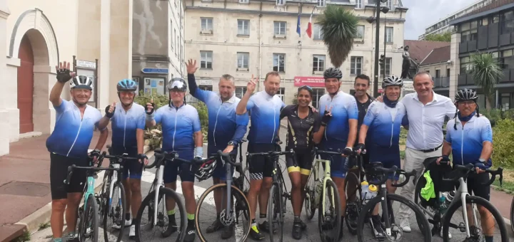 Die 8 Radfahrer vom SV Turbine Neubrandenburg, die am 23.08. von Oberbürgermeister Nico Klose auf die Reise in die französisch Partnerstadt Villejuif geschickt wurden, haben diese Herausforderung erfolgreich gemeistert. An 6 Tagen wurden etwa 1.150km, mit 5.950 Höhenmetern zurückgelegt! Nach 5 Etappen, über Dannenberg – Bad Oyenhausen – Geldern - Namur und Compiegne, ging es am letzten Tag quer durch Paris nach Villejuif. Gerade der letzte Tag hatte es noch einmal in sich. Erst Starkregen und dann der dichte Verkehr in der französischen Hauptstadt, verlangten den Neubrandenburgern einiges ab. Am Rathaus von Villejuif wurden die Rad-fahrer vom Bürgermeister Pierre Garzon persönlich begrüßt. Der anschließende Empfang im Rathaus stand ganz unter dem Motto „60 Jahre Städtepartnerschaft Neubrandenburg-Villejuif“ Die Gastgeber hatten eine kleine Ausstellung mit Fotos vorbereitet und in den Reden wurde die Bedeutung der Städtepartnerschaft im Rahmen der Deutsch-Französischen Freundschaft betont. Das Jubiläum war auch Anlass für das Fahrradprojekt, dass bereits im Juni gestartet wurde. Damals kamen 4 Rader aus Villejuif zum Tollenseseelauf nach Neubrandenburg. Es gab auch ein Wiedersehen mit vielen bekannten Gesichtern, die in den vergangenen Jahren beim Tollenseseelauf am Start waren. Die Neubrandenburger wurden herzlich in Familien aufgenommen und verbrachten zwei erlebnisreiche Tage in der französischen Partnerstadt. Natürlich stand auch ein Ausflug nach Paris auf dem Programm. Zum Abschluss trafen sich alle im „Haus des Sports“ in Villejuif. Dort wurden dann schon wieder Pläne für kommende Begegnungen geschmiedet. Die nächsten Neubrandenburger werden bereits Anfang Oktober in Villejuif erwartet. Da findet die „Corrida de Villejuif“, ein Straßenlauf über 5 und 10km, statt. Einladungen zum Tollenseseelauf 2027 wurden ebefalls schon ausgesprochen. Unterstützung erhielten die Radfahrer bei ihrem Projekt von der Stadt Neubrandenburg und dem deutsch-Französischen Bürgerfonds.
