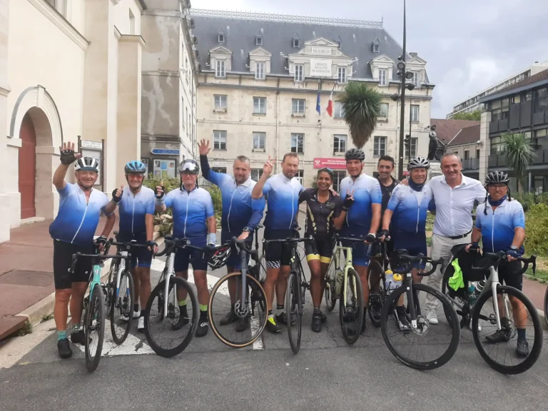 Die 8 Radfahrer vom SV Turbine Neubrandenburg, die am 23.08. von Oberbürgermeister Nico Klose auf die Reise in die französisch Partnerstadt Villejuif geschickt wurden, haben diese Herausforderung erfolgreich gemeistert. An 6 Tagen wurden etwa 1.150km, mit 5.950 Höhenmetern zurückgelegt! Nach 5 Etappen, über Dannenberg – Bad Oyenhausen – Geldern - Namur und Compiegne, ging es am letzten Tag quer durch Paris nach Villejuif. Gerade der letzte Tag hatte es noch einmal in sich. Erst Starkregen und dann der dichte Verkehr in der französischen Hauptstadt, verlangten den Neubrandenburgern einiges ab. Am Rathaus von Villejuif wurden die Rad-fahrer vom Bürgermeister Pierre Garzon persönlich begrüßt. Der anschließende Empfang im Rathaus stand ganz unter dem Motto „60 Jahre Städtepartnerschaft Neubrandenburg-Villejuif“ Die Gastgeber hatten eine kleine Ausstellung mit Fotos vorbereitet und in den Reden wurde die Bedeutung der Städtepartnerschaft im Rahmen der Deutsch-Französischen Freundschaft betont. Das Jubiläum war auch Anlass für das Fahrradprojekt, dass bereits im Juni gestartet wurde. Damals kamen 4 Rader aus Villejuif zum Tollenseseelauf nach Neubrandenburg. Es gab auch ein Wiedersehen mit vielen bekannten Gesichtern, die in den vergangenen Jahren beim Tollenseseelauf am Start waren. Die Neubrandenburger wurden herzlich in Familien aufgenommen und verbrachten zwei erlebnisreiche Tage in der französischen Partnerstadt. Natürlich stand auch ein Ausflug nach Paris auf dem Programm. Zum Abschluss trafen sich alle im „Haus des Sports“ in Villejuif. Dort wurden dann schon wieder Pläne für kommende Begegnungen geschmiedet. Die nächsten Neubrandenburger werden bereits Anfang Oktober in Villejuif erwartet. Da findet die „Corrida de Villejuif“, ein Straßenlauf über 5 und 10km, statt. Einladungen zum Tollenseseelauf 2027 wurden ebefalls schon ausgesprochen. Unterstützung erhielten die Radfahrer bei ihrem Projekt von der Stadt Neubrandenburg und dem deutsch-Französischen Bürgerfonds.