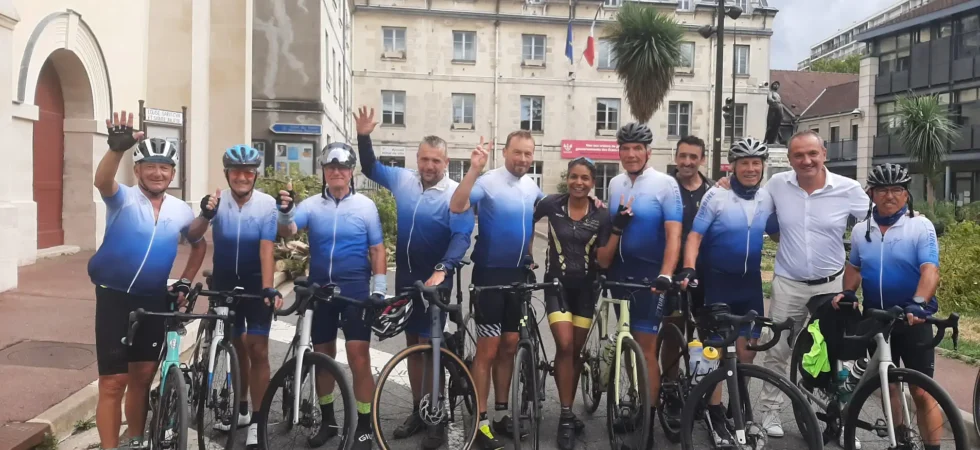 Die 8 Radfahrer vom SV Turbine Neubrandenburg, die am 23.08. von Oberbürgermeister Nico Klose auf die Reise in die französisch Partnerstadt Villejuif geschickt wurden, haben diese Herausforderung erfolgreich gemeistert. An 6 Tagen wurden etwa 1.150km, mit 5.950 Höhenmetern zurückgelegt! Nach 5 Etappen, über Dannenberg – Bad Oyenhausen – Geldern - Namur und Compiegne, ging es am letzten Tag quer durch Paris nach Villejuif. Gerade der letzte Tag hatte es noch einmal in sich. Erst Starkregen und dann der dichte Verkehr in der französischen Hauptstadt, verlangten den Neubrandenburgern einiges ab. Am Rathaus von Villejuif wurden die Rad-fahrer vom Bürgermeister Pierre Garzon persönlich begrüßt. Der anschließende Empfang im Rathaus stand ganz unter dem Motto „60 Jahre Städtepartnerschaft Neubrandenburg-Villejuif“ Die Gastgeber hatten eine kleine Ausstellung mit Fotos vorbereitet und in den Reden wurde die Bedeutung der Städtepartnerschaft im Rahmen der Deutsch-Französischen Freundschaft betont. Das Jubiläum war auch Anlass für das Fahrradprojekt, dass bereits im Juni gestartet wurde. Damals kamen 4 Rader aus Villejuif zum Tollenseseelauf nach Neubrandenburg. Es gab auch ein Wiedersehen mit vielen bekannten Gesichtern, die in den vergangenen Jahren beim Tollenseseelauf am Start waren. Die Neubrandenburger wurden herzlich in Familien aufgenommen und verbrachten zwei erlebnisreiche Tage in der französischen Partnerstadt. Natürlich stand auch ein Ausflug nach Paris auf dem Programm. Zum Abschluss trafen sich alle im „Haus des Sports“ in Villejuif. Dort wurden dann schon wieder Pläne für kommende Begegnungen geschmiedet. Die nächsten Neubrandenburger werden bereits Anfang Oktober in Villejuif erwartet. Da findet die „Corrida de Villejuif“, ein Straßenlauf über 5 und 10km, statt. Einladungen zum Tollenseseelauf 2027 wurden ebefalls schon ausgesprochen. Unterstützung erhielten die Radfahrer bei ihrem Projekt von der Stadt Neubrandenburg und dem deutsch-Französischen Bürgerfonds.